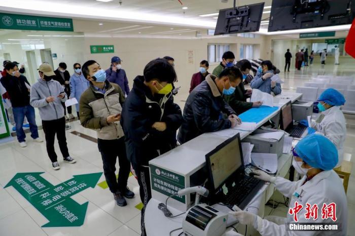 资料图：资料图：民众在医院参加体检。/p中新社记者 张畅 摄